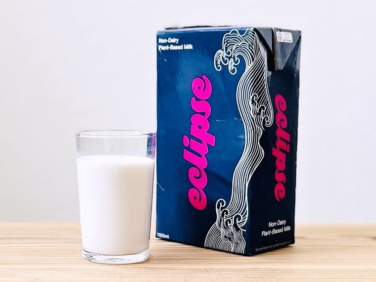 エクリプス ミルクが入ったグラスとエクリプス ミルクのパッケージ