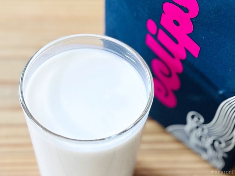 エクリプス ミルクをグラスにそそいだ様子