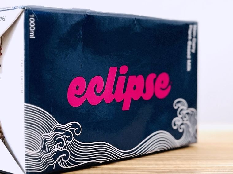 テーブルに置かれたエクリプス ミルク