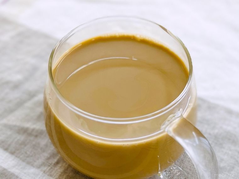 カフェラテが入った耐熱ガラスのマグカップ