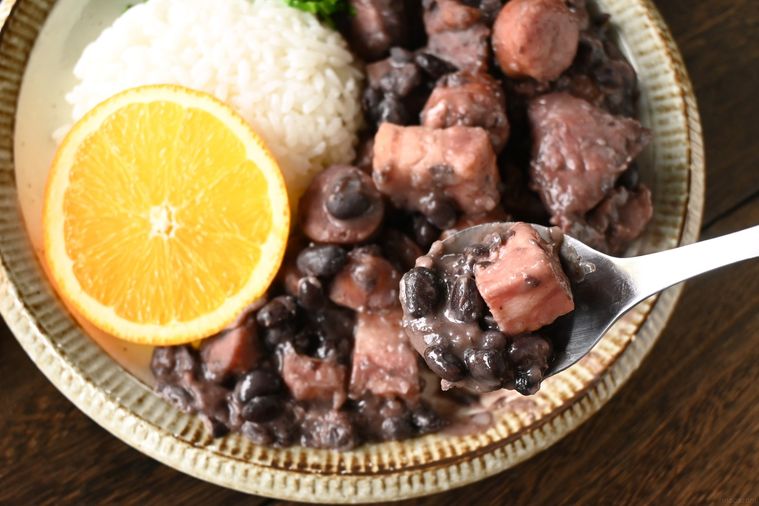 フェイジョアーダをスプーンですくう様子