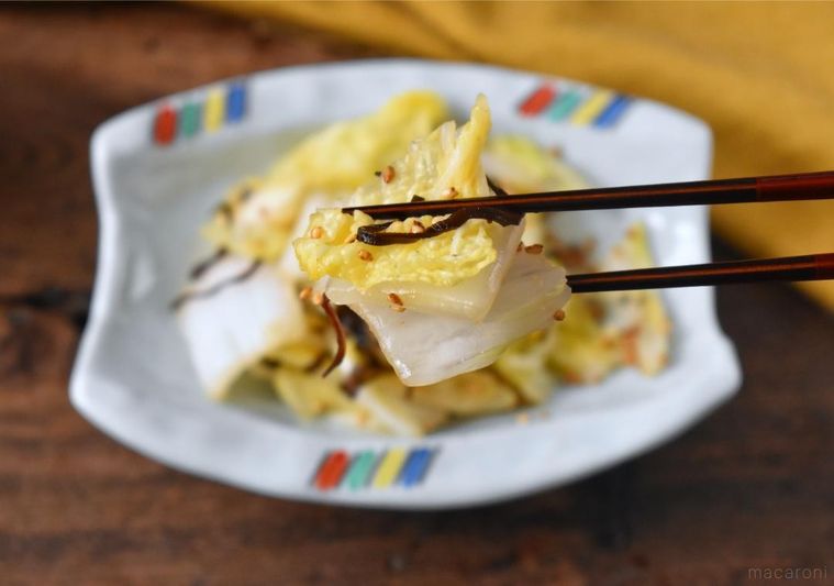 箸でつまんだ白菜の漬物