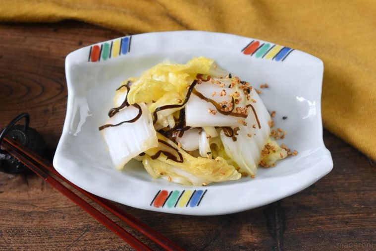 皿に盛った白菜の漬物