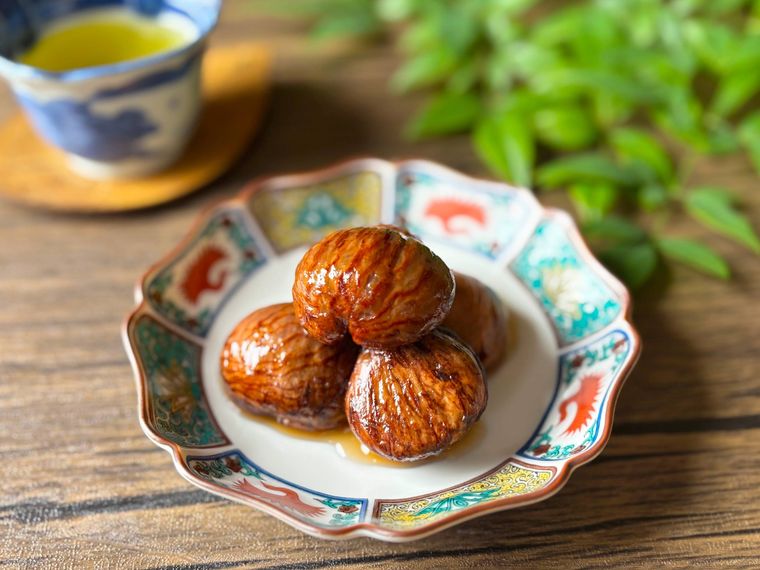 和皿に盛られた栗の渋皮煮