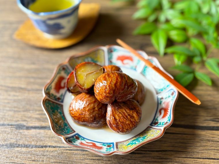 和皿に盛られた栗の渋皮煮