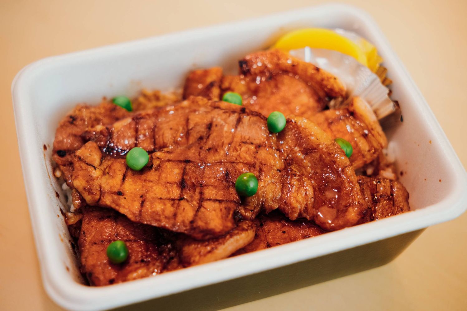 テイクアウト用の容器に入った豚丼