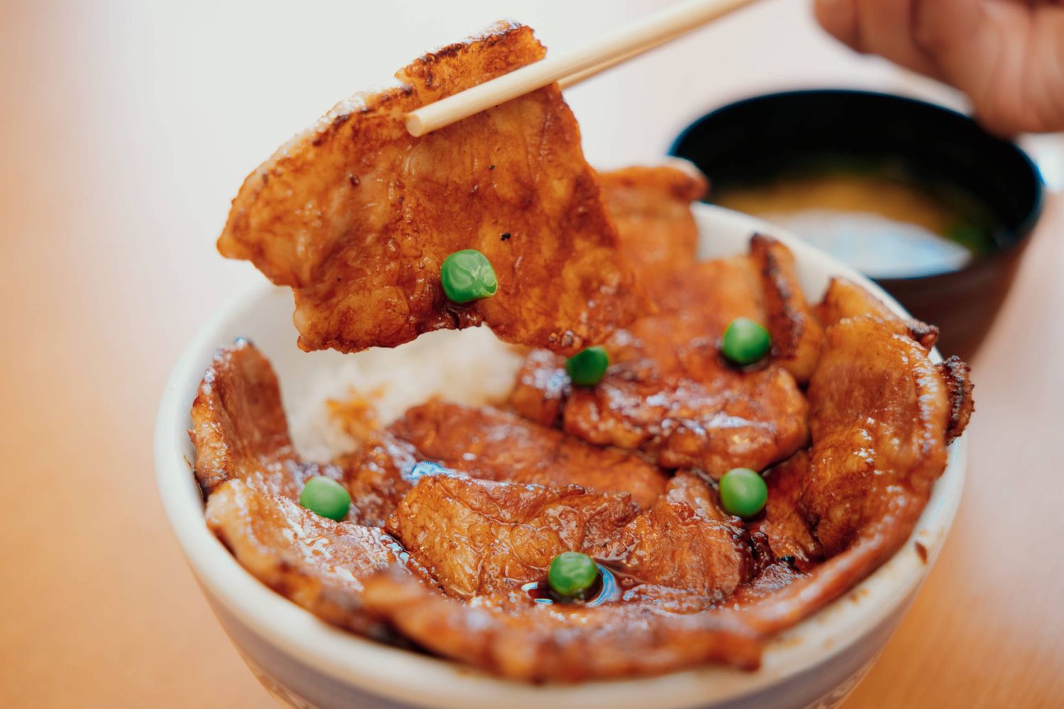 豚丼を箸上げしている様子