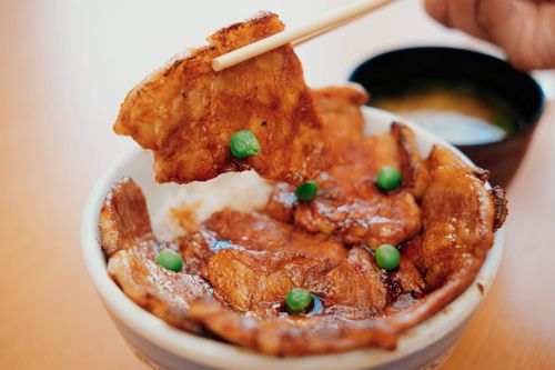 一度は味わいたい。北海道・帯広の名店で楽しむ肉グルメ豚丼とジンギスカン