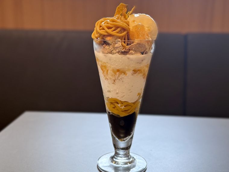 テーブルの上にかぼちゃのモンブランパフェが置かれている