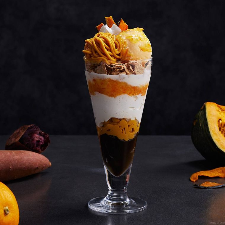 かぼちゃのモンブランパフェが置かれている