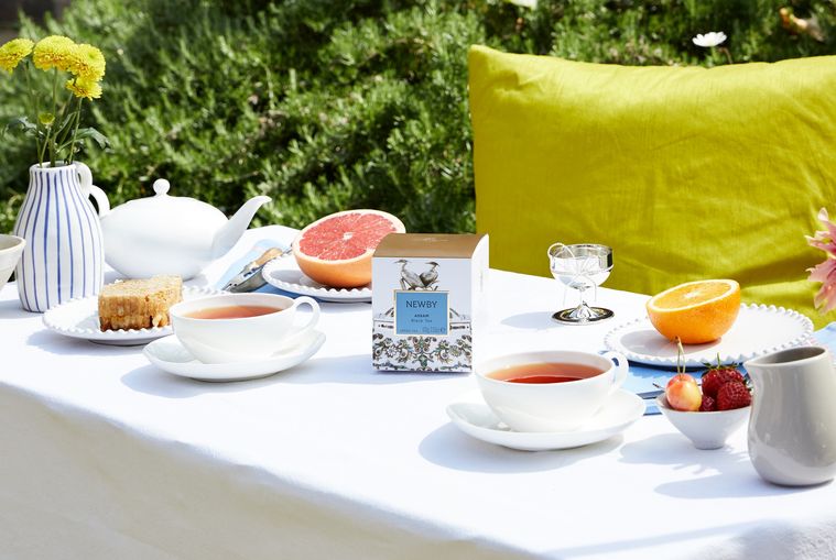 テーブルの上にニュービーのお茶とティーセットが置かれている