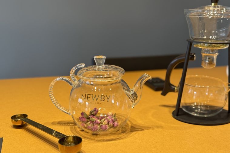 ガラスのティーポットの中にニュービーのお茶がいれられている