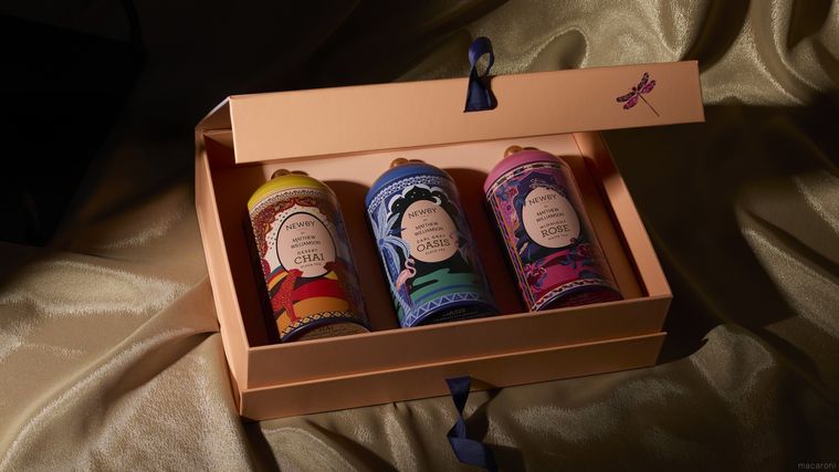 ボックスに詰められたニュービーの紅茶缶が置かれている