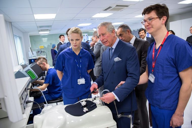 チトラ・ニルマル・セティア外科技術ハブに社員が集まっている