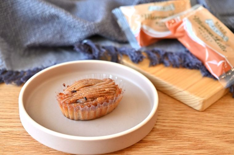 小皿に盛られた焼菓子と個包装のお菓子