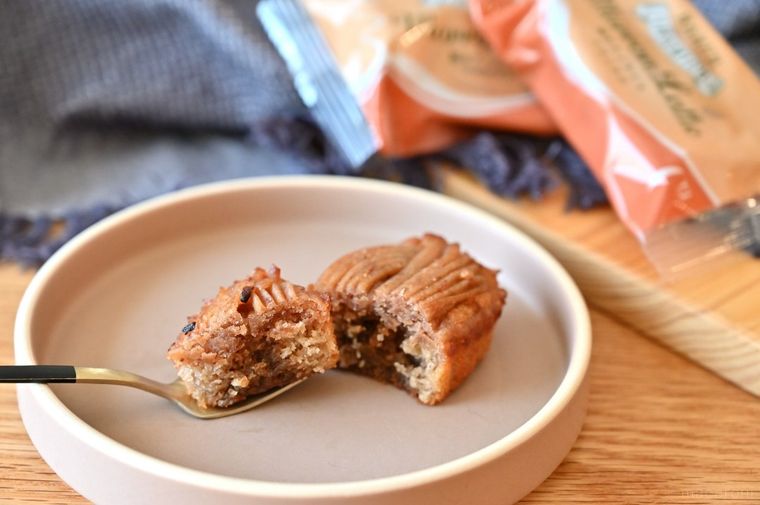 フォークでカットした焼菓子と個包装パッケージ