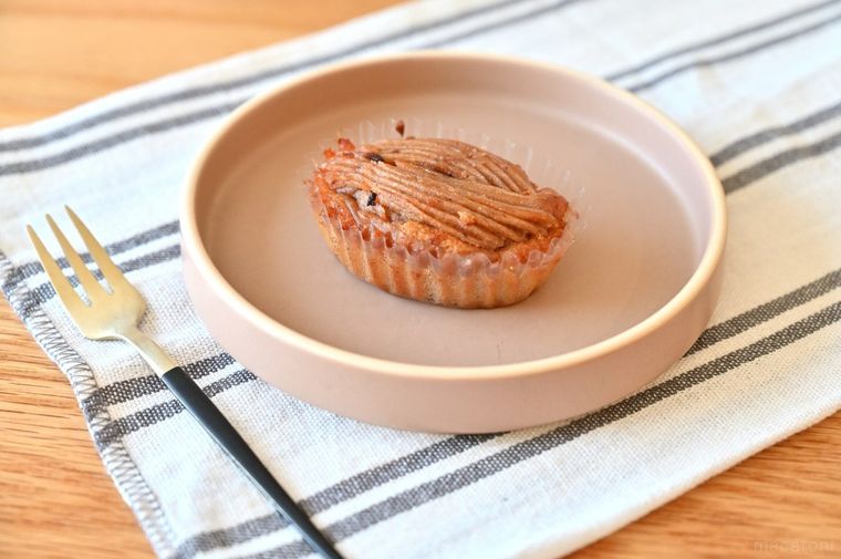 ピンク皿に盛られた焼菓子とフォーク