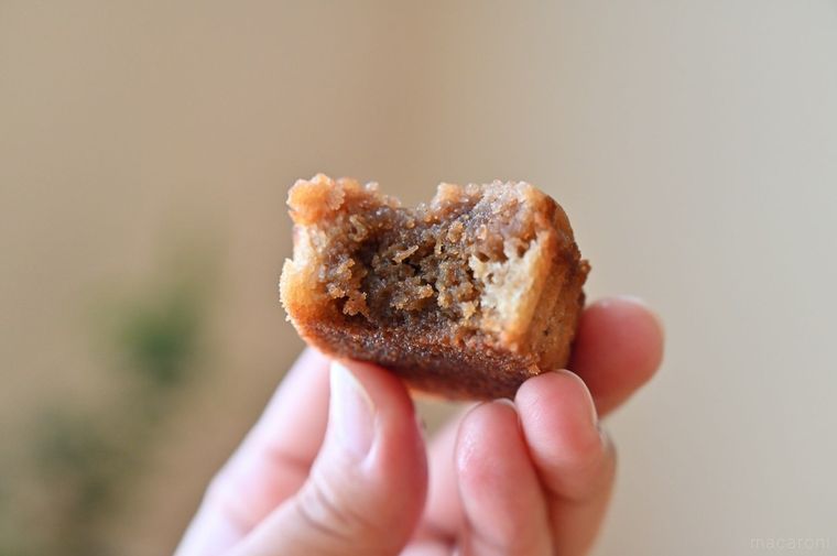 焼きティラミス マロンラテの断面が見えるように手に持っている