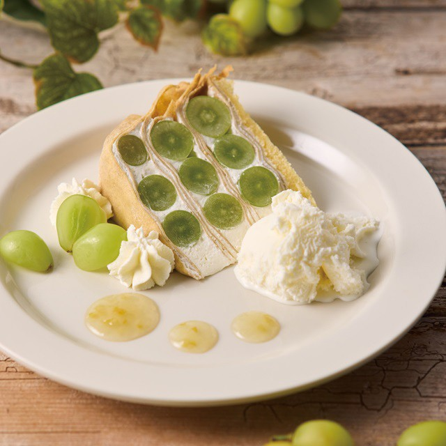 ラブアンドテーブルのシャインマスカットのミルクレープとフランス産マスカルポーネアイスのスペシャルプレート