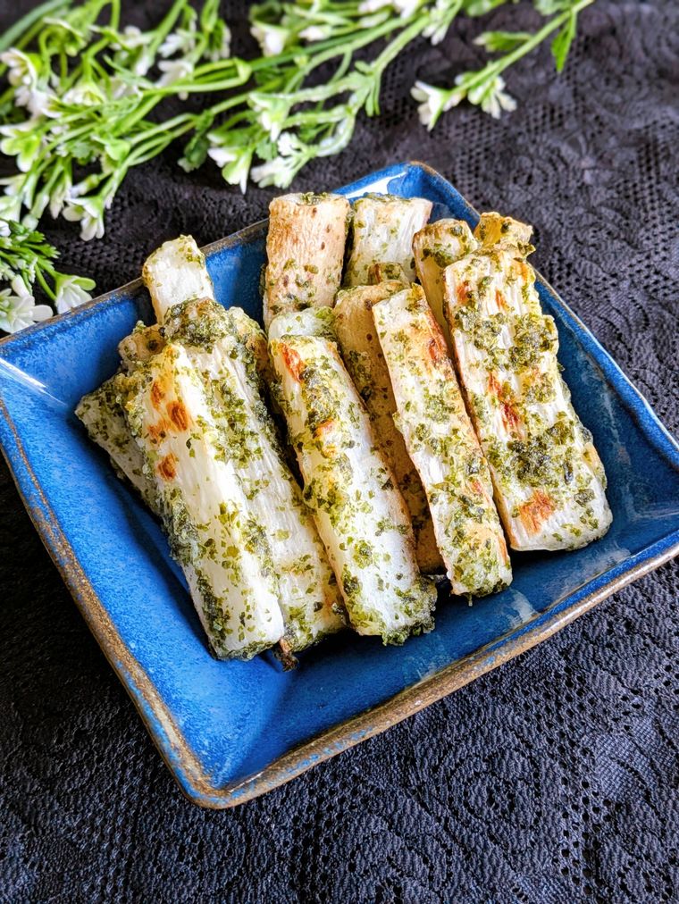 青い器に盛り付けたスナック長芋