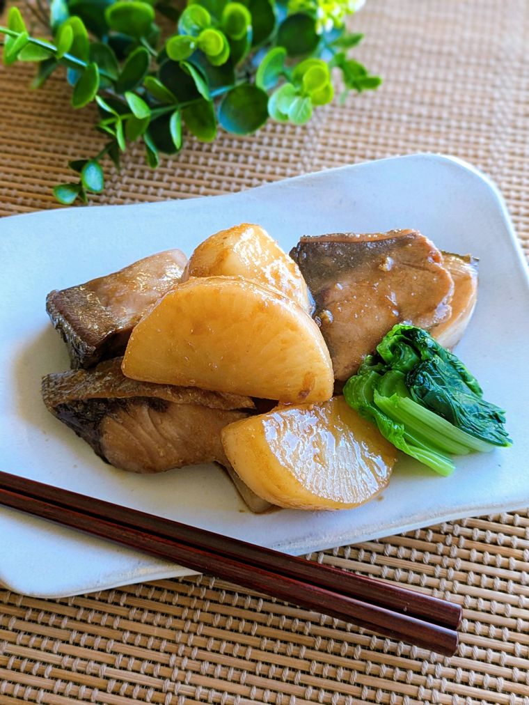 白い器に盛り付けた中華風ぶり大根