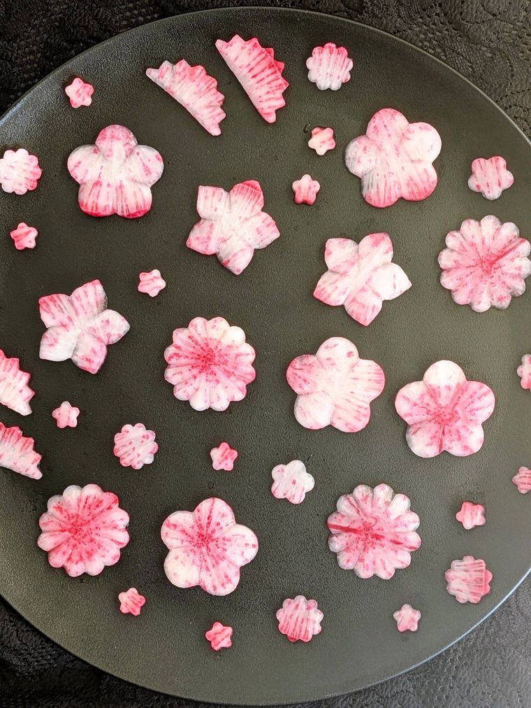 黒い器に盛り付けた紫大根の甘酢漬け