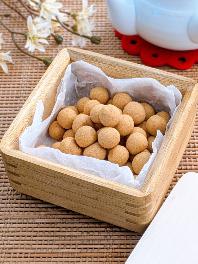 木の器に盛り付けたきなこボーロ