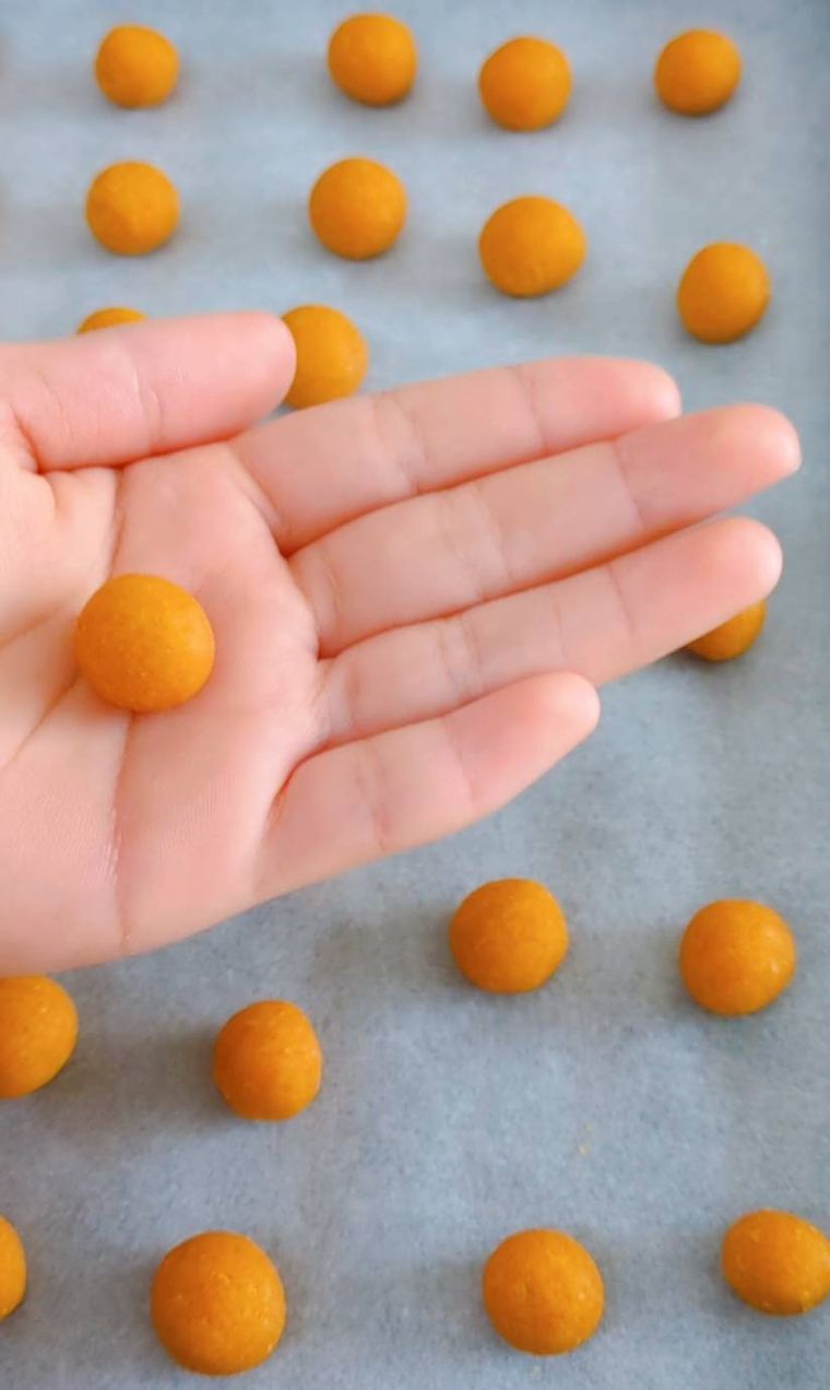 娘が丸めた生地