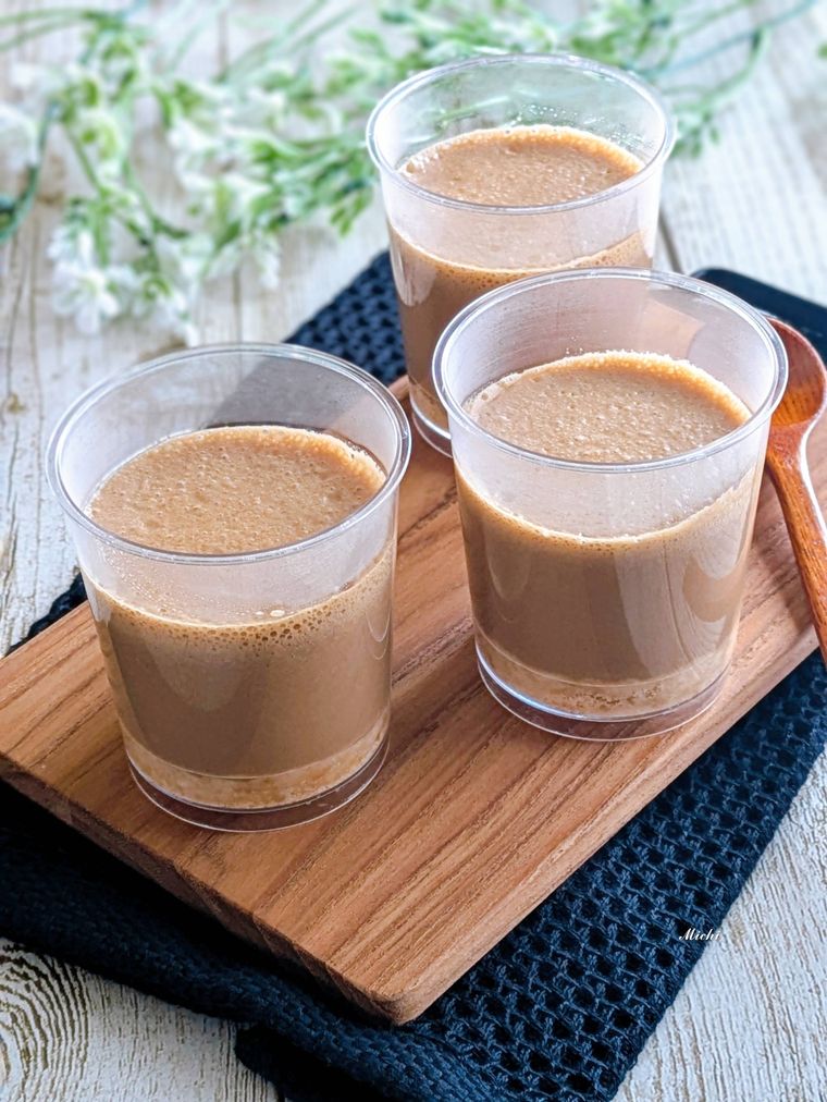 3個の透明のカップに盛り付けたコーヒームース生タルト