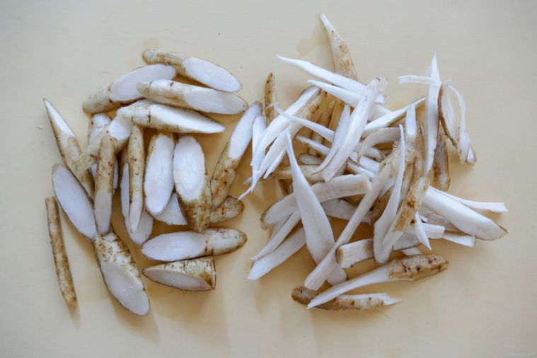 斜め切りとささがきのごぼうが並ぶまな板