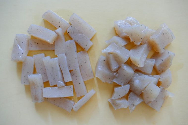 短冊切りと手でちぎったこんにゃくが並ぶまな板