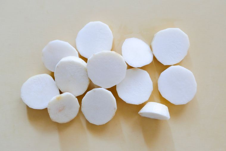 輪切りの里芋が並ぶまな板