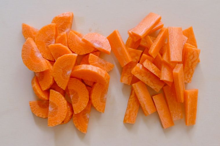 いちょう切りと短冊切りのにんじんが並ぶまな板