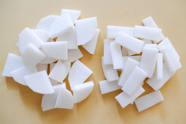 いちょう切りと短冊切りの大根が並ぶまな板