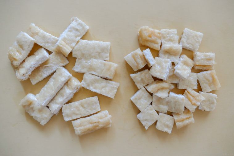 短冊切りと小さい角切りの油揚げが並ぶまな板