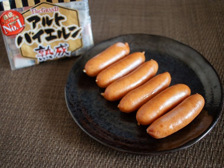 アルトバイエルンのパッケージと黒いお皿に盛り付けられたウインナー