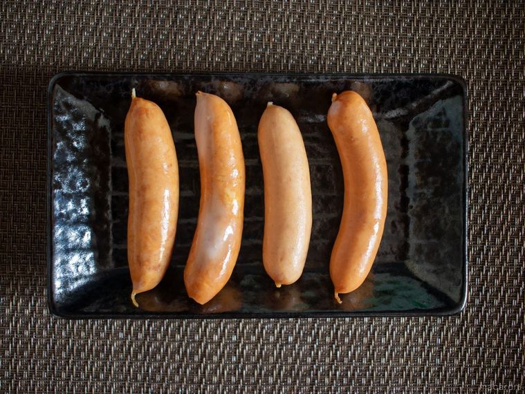 香薫燻製屋アルトバイエルンシャウエッセンが1本ずつお皿に並んでいる