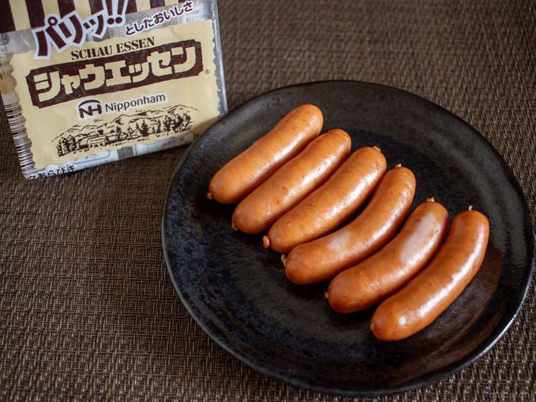 シャウエッセンのパッケージと黒いお皿に並んだウインナー
