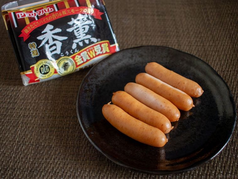 香薫のパッケージと黒いお皿に並んだウインナー