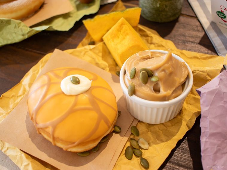 クリスピークリームドーナツキャラメル パンプキン プディングとキャラメルカスタードクリーム