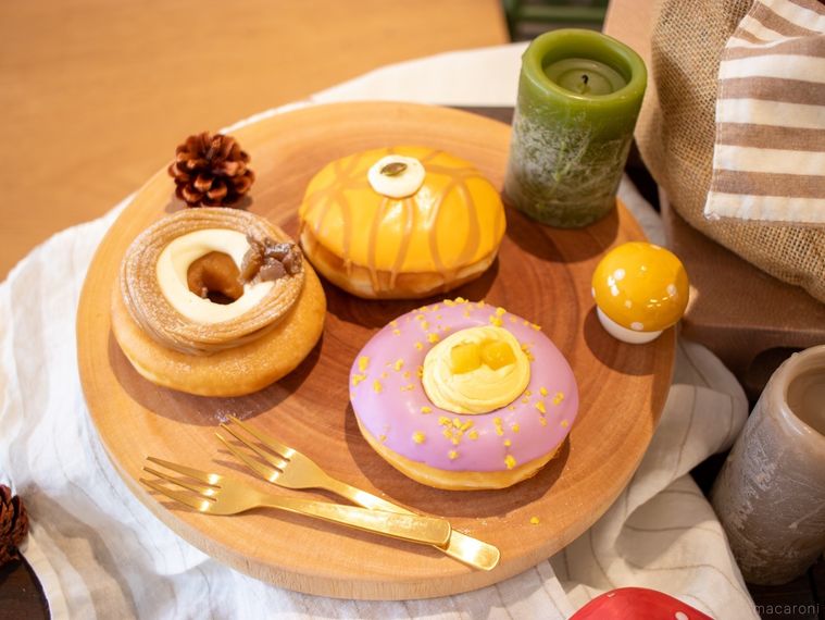 クリスピークリームドーナツオータム ボックスが木皿に並んでいる