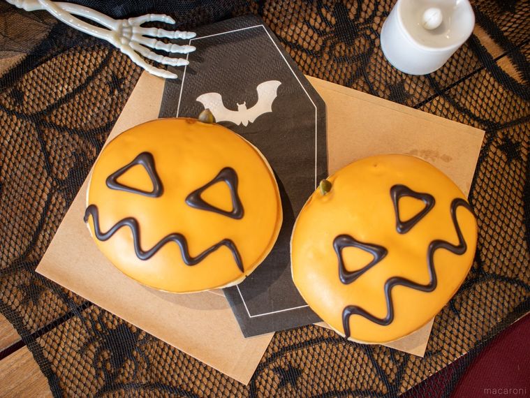 クリスピークリームドーナツキャラメル パンプキン ジャックがふたつ並んでいる