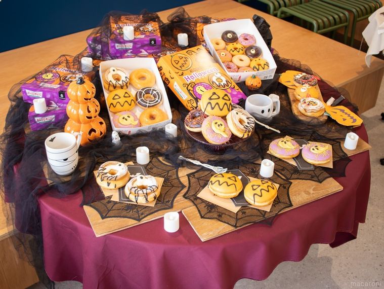 クリスピークリームドーナツハロウィンドーナツが飾られたテーブル