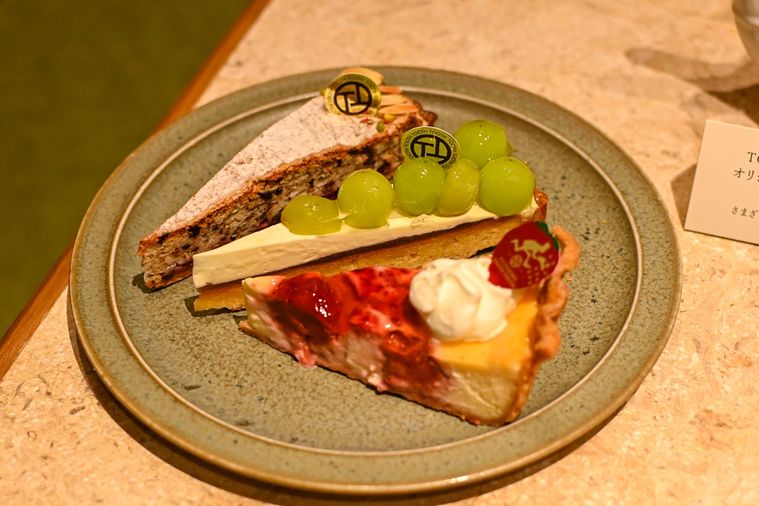 お皿にのったケーキ