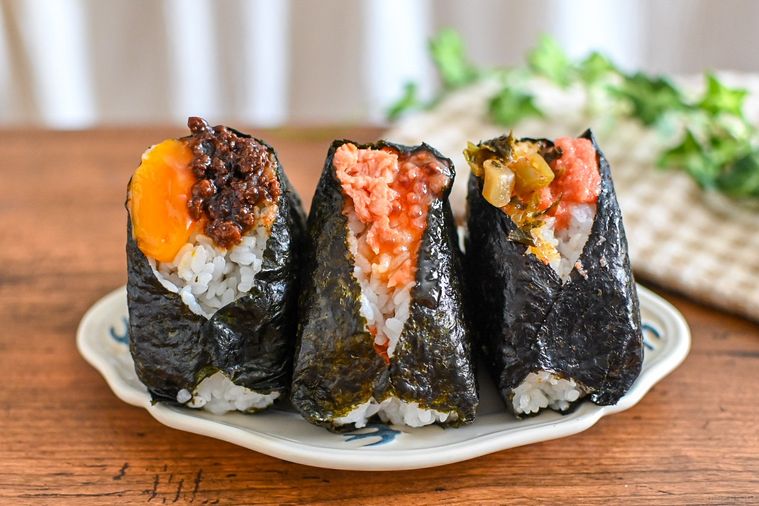 お皿にのった3つのおむすび