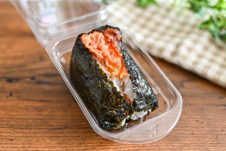 パッケージに入ったおむすびのアップ