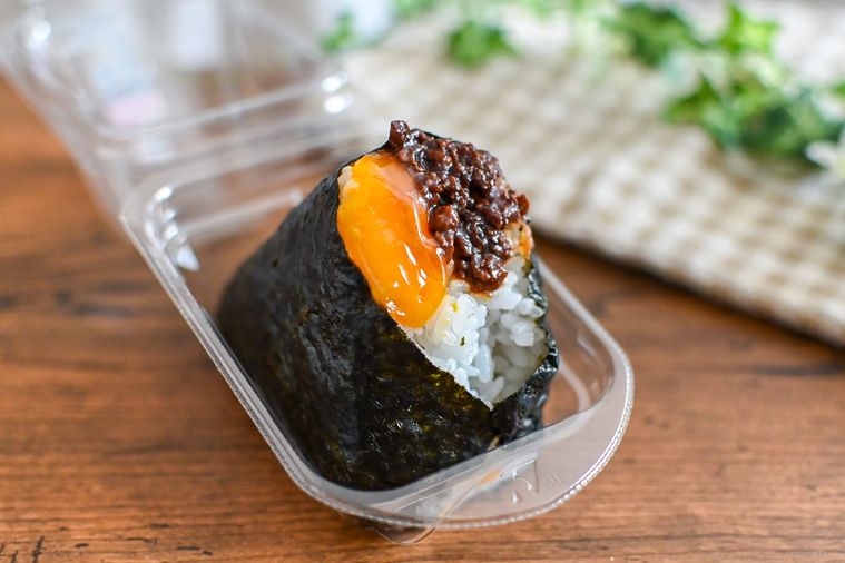 パッケージに入ったおむすびのアップ