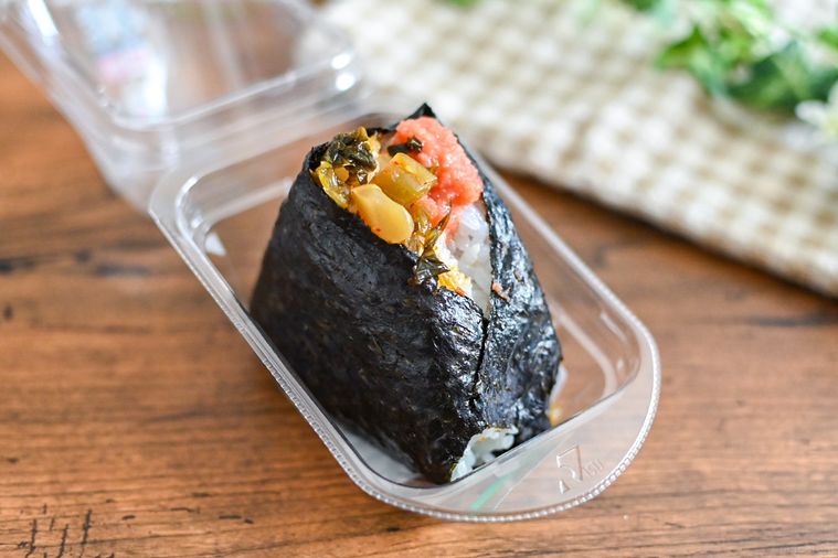 パッケージに入ったおむすびのアップ