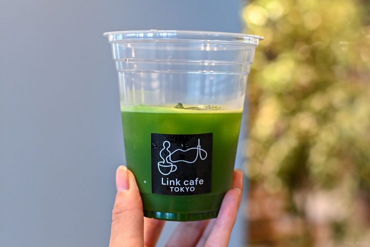抹茶のドリンクを持っているところ