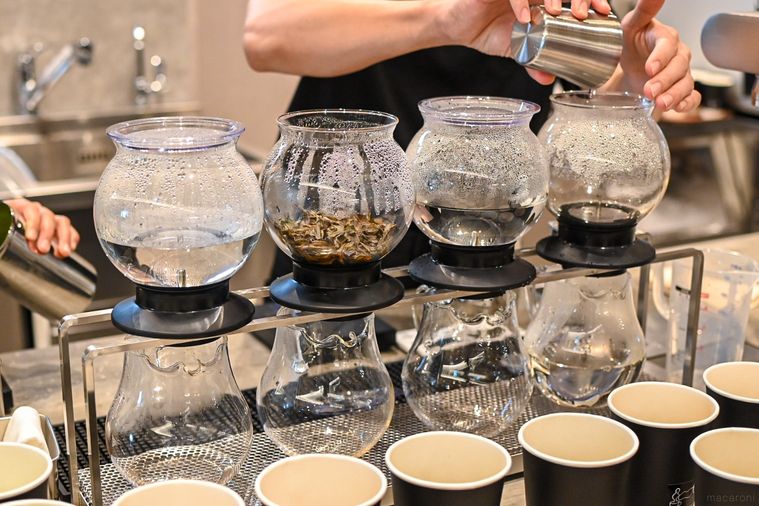 紅茶を淹れているところ